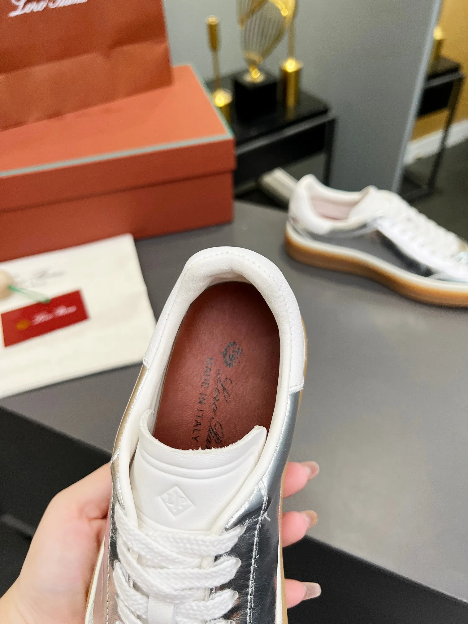 Factory price: 580💰Purchase level, high version🦅⛳️ Italy [Loro men's shoes💰iana] Tennis walk series L men's shoes💰Couple moral training shoes casual sports shoes sneakers🎁🎁 Original purchase development and production This new suede tennis shoe adopts an ultra-low design, suitable for wearing all year round👫👫 The wrapped sole creates an effortlessly attractive color combination that harmoniously blends functionality with understated style, making it the ideal shoe for urban wear. Soft calfskin tongue with Kummel color insert at the heel, embossed L Men's shoes 💰 Logo Cotton lace upper, cowhide suede sole Rubber-lined calfskin ✦ Upper: imported first-layer cowhide ➕ Customized original cowhide ✦ Lining: cowhide lining ➕ Cow leather insole ✦ Sole: Original open-molded T men's shoe 💰R ultra-lightweight outsole ✦Packaging: Original full set of packaging ✦Female size: 35--40, ✦Male size: 39--44, customized 45